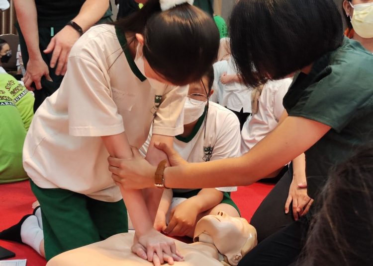 Pelatihan basic life support atau bantuan hidup dasar kepada pelajar Surabaya di gedung Muzdalifah, Asrama Haji Surabaya.