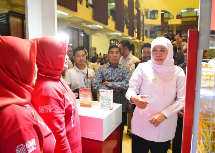 Gubernur Jawa Timur Khofifah Indar Parawansa meninjau stan pedagang toko kelontong Jawa Timur yang merupakan binaan dari Sampoerna Retail Company (SRC), di Islamic Center Kota Surabaya.