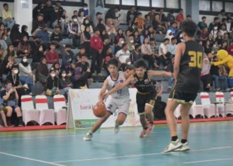 Slah satu pertandingan dalam Kejuaraan Basket Piala Wali Kota se-Surabaya Raya tahun 2023, di GOR Pancasila Jalan Patmosusastro, Surabaya.