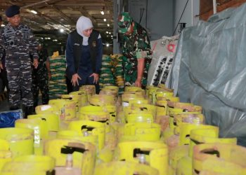 Gubernur Jawa Timur Khofifah Indar Parawansa mengecek elpiji 3 kilogram yang akan dikirim ke Pulau Masalembu.