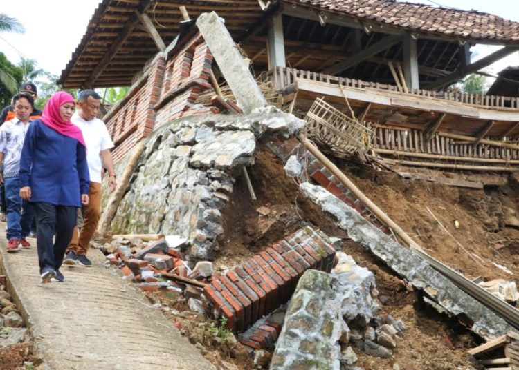 Gubernur Jawa Timur Khofifah Indar Parawansa meninjau lokasi bencana tanah gerak di Dukuh Sumber, Desa Tumpuk, Kecamatan Sawo, Ponorogo.