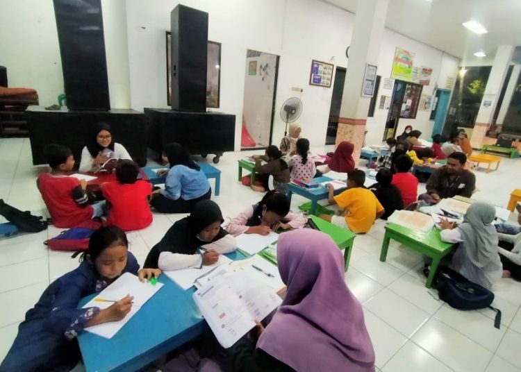 Pelaksanaan Belajar dan Ngaji Bareng di balai RW 6, Kelurahan Tenggilis Mejoyo, Kecamatan Tenggilis Mejoyo, Surabaya.