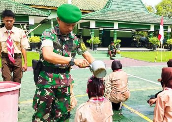 Prosesi pelantikan anggota baru Saka Wira Kartika Kodim 0813 Bojonegoro.