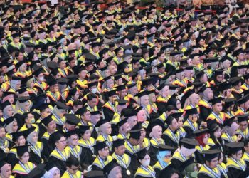 Wisudawan Universitas Airlangga di Gedung Airlangga Convention Center Kampus C Universitas Airlangga.