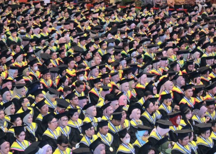 Wisudawan Universitas Airlangga di Gedung Airlangga Convention Center Kampus C Universitas Airlangga.