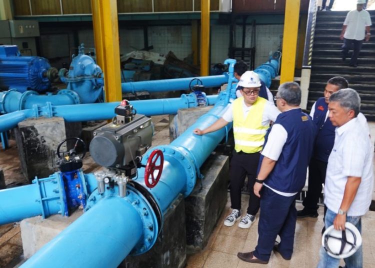 Sekretaris Daerah Provinsi Jawa Timur Adhy Karyono saat meninjau SPAM Umbulan di Kecamatan Winongan, Kabupaten Pasuruan.