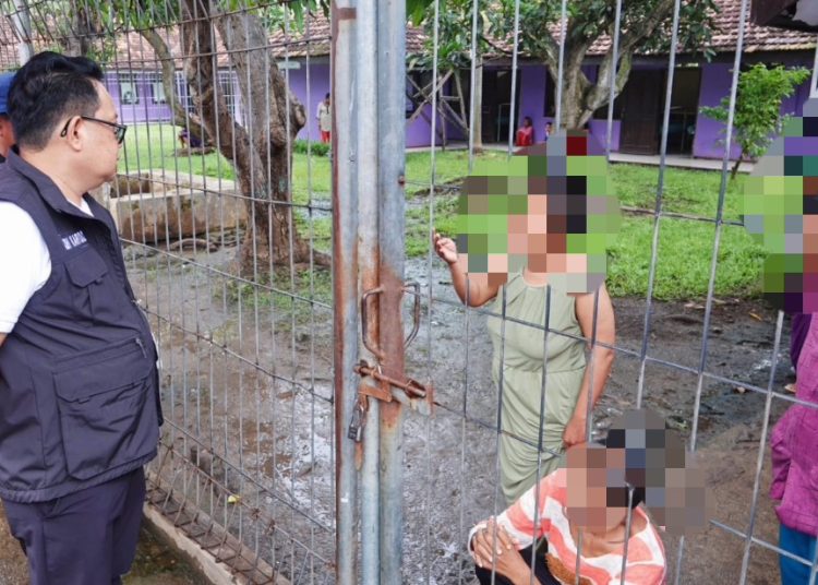 Sekdaprov Jatim Adhy Karyono saat meninjau Unit Pelayanan Terpadu Rehabilitasi Sosial Bina Laras (UPT RSBL) Grati Kabupaten Pasuruan.