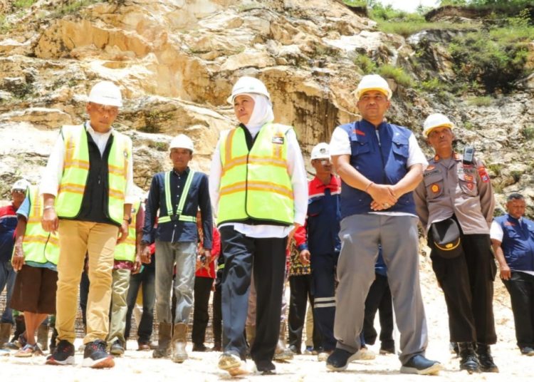 Gubernur Jawa Timur Khofifah Indar Parawansa didampingi Bupati Ponorogo Sugiri Sancoko meninjau persiapan  pembangunan Monumen Reog dan Museum Peradaban (MRMP) di Penambangan Batu Kapur di Kecamatan Sampung, Ponorogo.