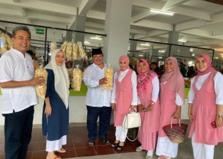 Bupati Bojonegoro, Anna Mu'awanah berbelanja di Pasar Wisata Bojonegoro.