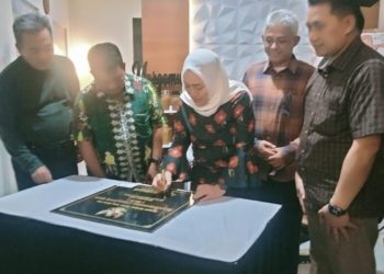 Bupati Bojonegoro Anna Mu"awanah menandatangani prasasti saat meresmikan gedung Bojonegoro Creative Hub.