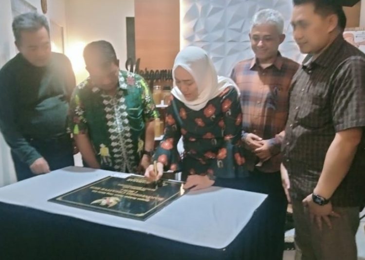Bupati Bojonegoro Anna Mu"awanah menandatangani prasasti saat meresmikan gedung Bojonegoro Creative Hub.