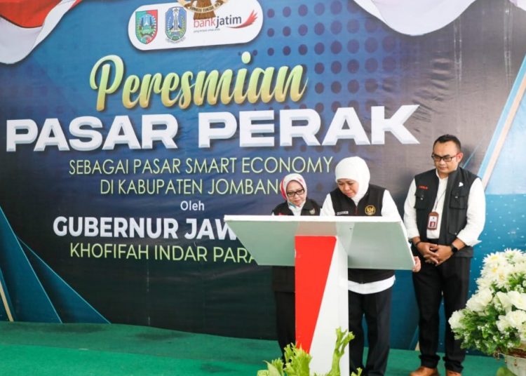 Gubernur Jawa Timur Khofifah Indar Parawansa meresmikan Pasar Perak di Kabupaten Jombang.