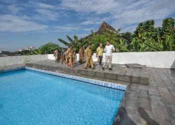 Wali Kota Surabaya Eri Cahyadi saat meninjau kolam renang Jambangan.