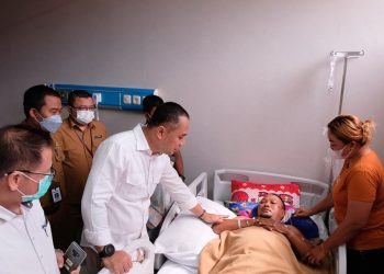 Wali Kota Surabaya Eri Cahyadi menjenguk dua personel Satpol PP yang menjadi korban tabrakan di RSUD dr Mohamad Soewandhie.