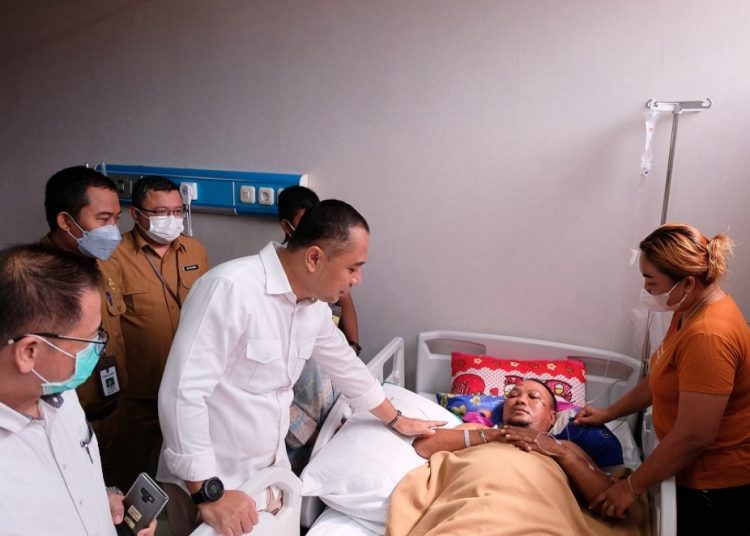 Wali Kota Surabaya Eri Cahyadi menjenguk dua personel Satpol PP yang menjadi korban tabrakan di RSUD dr Mohamad Soewandhie.