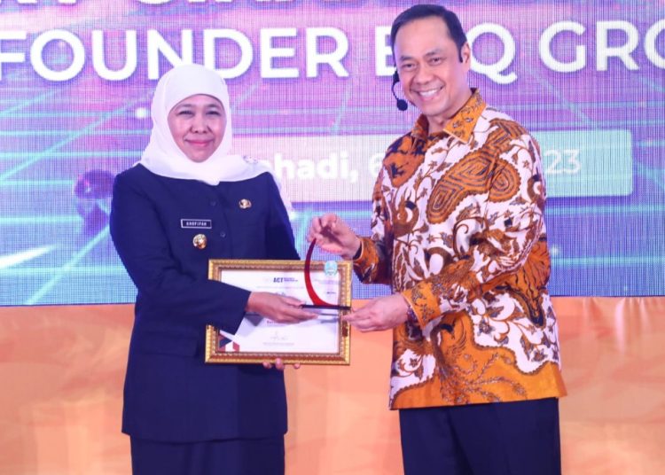 Gubernur Jatim Khofifah Indar Parawansa menerima penghargaan dari Accelerated Culture Transformation (ACT) Consulting International/ESQ Group.