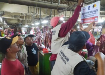 Pemasangan papan Mitra RPH kepada pedagang di pasar.