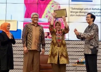 Menteri Sosial Tri Rismaharini mengangkat penghargaan berupa Anugerah Angka Nitisastro. Penghargaan ini diberikan atas kontribusinya yang luar biasa kepada ITS dan Bangsa Indonesia.