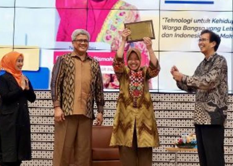 Menteri Sosial Tri Rismaharini mengangkat penghargaan berupa Anugerah Angka Nitisastro. Penghargaan ini diberikan atas kontribusinya yang luar biasa kepada ITS dan Bangsa Indonesia.