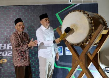 Wali Kota Surabaya Eri Cahyadi menabuh beduk pada pembukaan pameran karya siswa SMP Khadijah.
