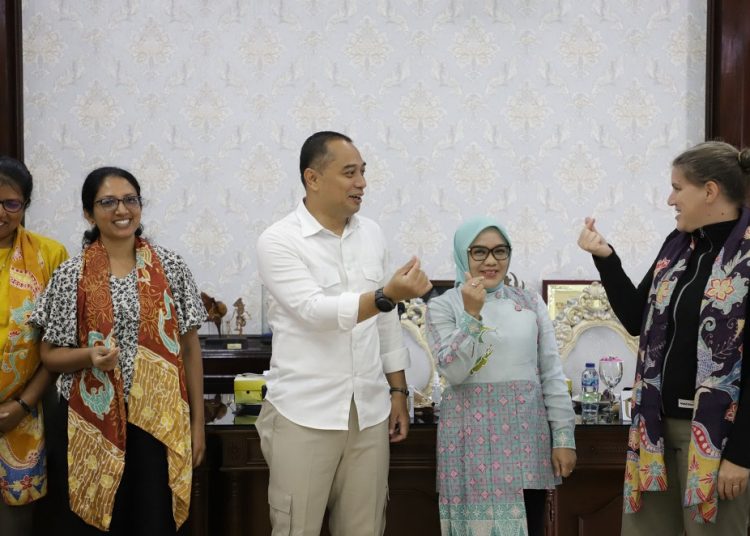 Walu Kota Surabaya Eri Cahyadi bersama tim dari World Vision International (WVI) US dan World Vision International Regional Office Asia Pasifik serta Wahana Visi Indonesia (WVI) Surabaya.
