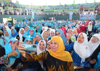 Gubernur Jawa Timur Khofifah Indar Parawansa berswafoto di sela membuka Seminar Nasional  Pendidikan Anak Usia Dini (PAUD) dan menyaksikan pelantikan guru PAUD sebagai agen  penggerak Jatim Bebas Stunting dan PAUD Berkualitas di Gedung Serba Guna GOR Sidoarjo.
