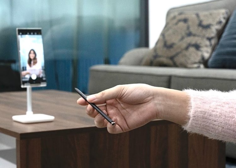 Menggunakan S Pen sebagai ‘remote’ untuk mengontrol kamera pada Galaxy S23 Ultra 5G.