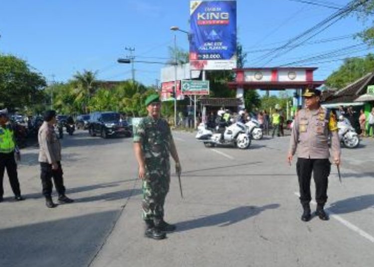 Dandim 0813 Bojonegoro Letkol Arm Arif Yudo Purwanto, memimpin pengamanan rute dalam rangka kunjungan kerja Presiden RI Joko Widodo, yang melintasi Kabupaten Bojonegoro, menuju Kabupaten Blora Jawa Tengah.