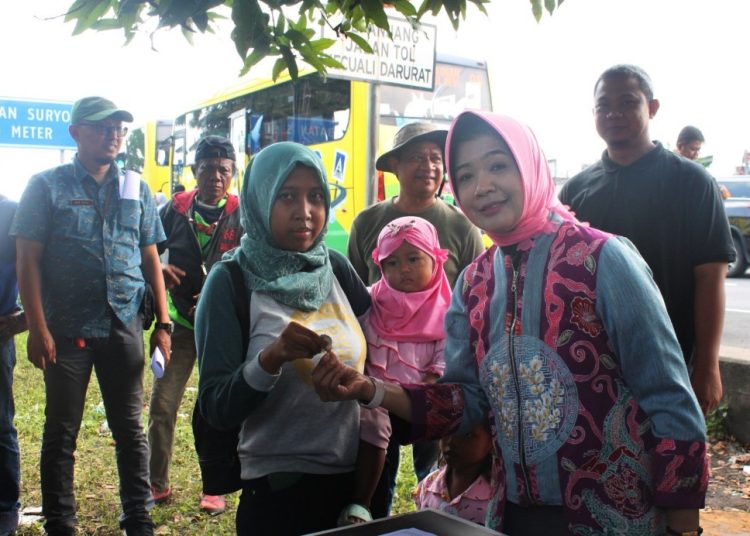 Kepala Dinas Sosial  Surabaya, Anna Fajriatin di sela kegiatan relokasi warga Kampung 1001 Malam.