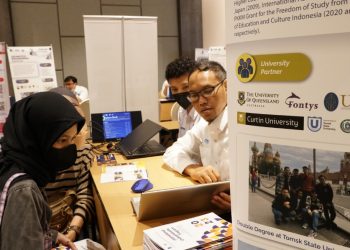 Pengunjung mendapat penjelasan tentang International Undergraduate Program (IUP), Institut Teknologi Sepuluh Nopember (ITS) di IUP Edufair 2023.