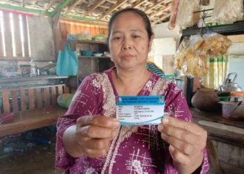 Salah satu warga menunjukkan Kartu Tani Makmur.