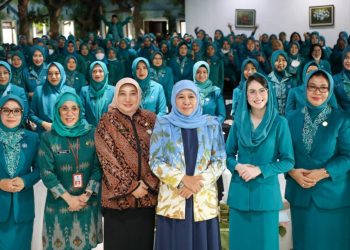 Gubernur Jawa Timur Khofifah Indar Parawansa di sela menghadiri peringatan Hari Kesatuan Gerak PKK Ke -51 dan Pembukaan Jambore Kader PKK Provinsi Jawa Timur Tahun 2023 di Multifuncition Room Hotel Grand Whiz Trawas, Kabupaten Mojokerto.