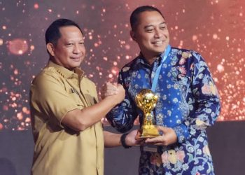 Wali Kota Surabaya Eri Cahyadi menerima penghargaan Universal Health Coverage Award dari BPJS Kesehatan Pusat.