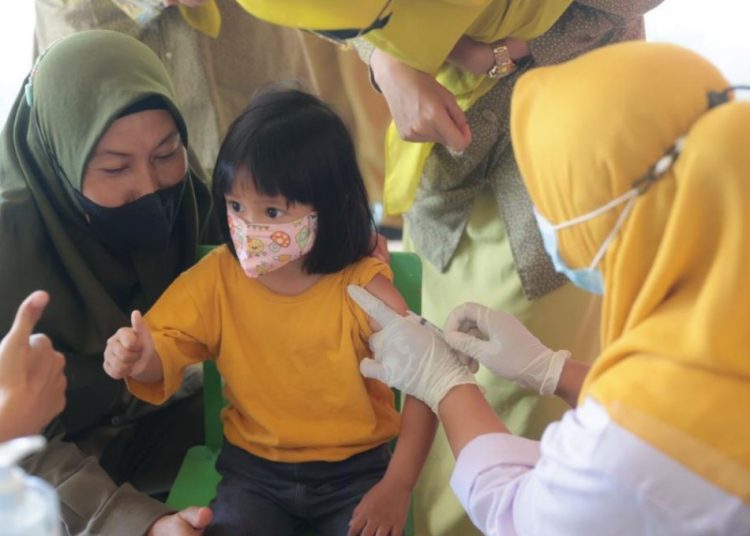 Salah satu kegiatan imunisasi.