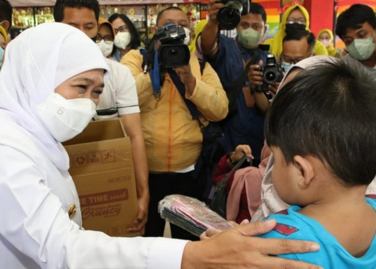 Gubernur Jatim Khofifah Indar Parawansa dalam salah satu kegiatan meninjau pelaksanaan imunisasi.