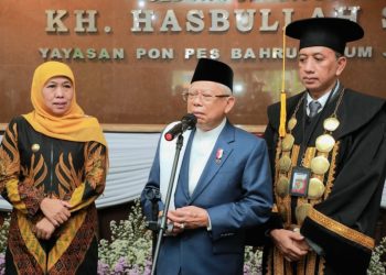 Wakil Presiden RI KH Ma'ruf Amin didampingi Gubernur Jawa Timur Khofifah Indar Parawansa menghadiri wisuda ke-IX Institut Agama Islam (IAI) Bani Fattah Tahun Akademik 2022-2023 di Tambakberas, Jombang.