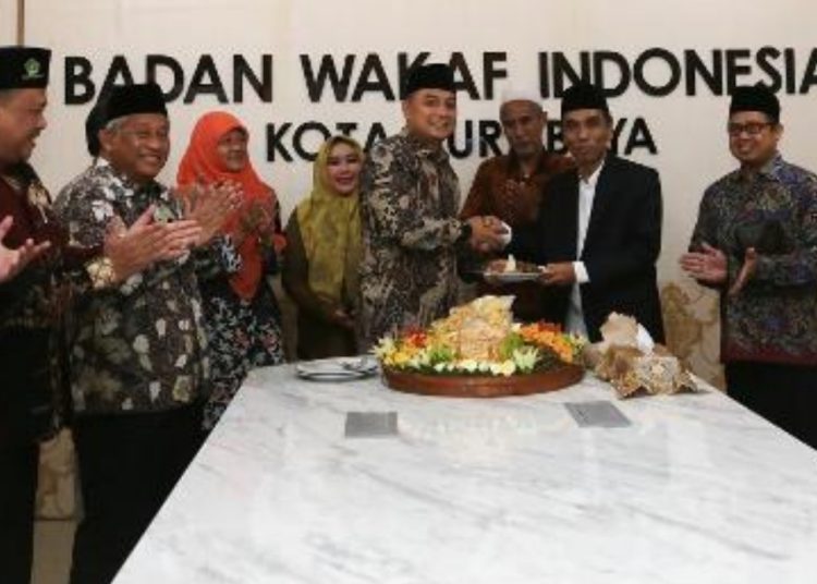 Wali Kota Surabaya Eri Cahyadi saat meresmikan kantor perwakilan Badan Wakaf Indonesia (BWI) di gedung Convention Hall.