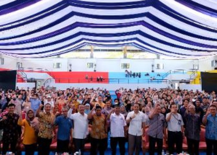 Wali Kota Surabaya Eri Cahyadi dalam kegiatan Pembekalan Wisuda ke-127 ITS, di Gelanggang Olahraga Pertamina ITS.