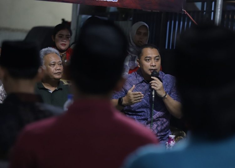 Wali Kota Surabaya Eri Cahyadi menggelar pertemuan bersama warga Jalan Tambak Pring Barat Tengah 2, RT 09/RW 08, Kelurahan Asemrowo, Kecamatan Asemrowo.