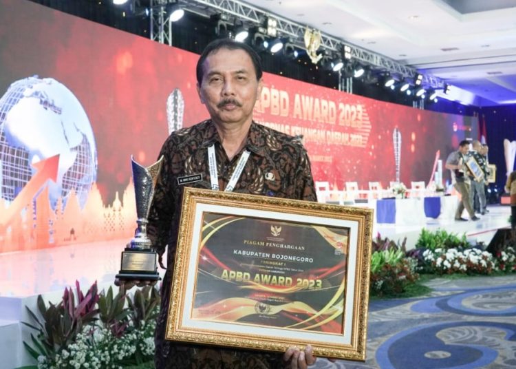 Pemkab Bojonegoro menerima penghargaan dari Kementerian Dalam Negeri sebagai Pemerintah Daerah kategori realisasi pendapatan daerah tertinggi APBD tahun 2022.