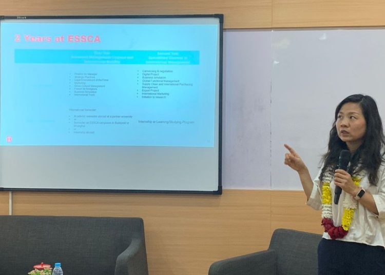 Penjelasan program gelar ganda (double degree) ITS yang bekerja sama dengan ESSCA School of Management, Angers, Prancis.