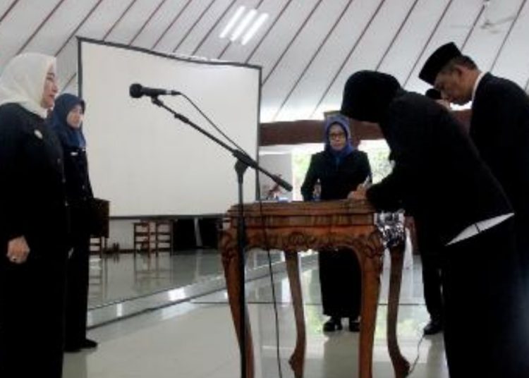 Bupati Bojonegoro Anna Mu'awanah dalam prosesi pelantikan dan pengambilan sumpah/janji jabatan di Pendopo Malowopati Bojonegoro.