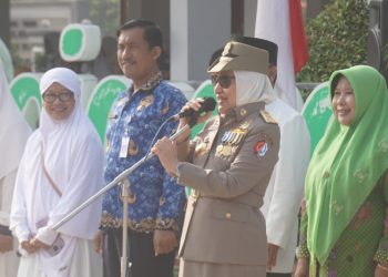 Bupati Bojonegoro Anna Mu’awanah dalam kegiatan pemberangkatan Pawai Ta’aruf PAUD Muslimat Nahdlatul Ulama Cabang se-Bojonegoro di Alun-Alun Bojonegoro.