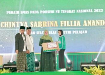 Gubernur Jatim Khofifah Indar Parawansa menyerahkan salah satu penghargaan dalam acara PWNU Award 2023.