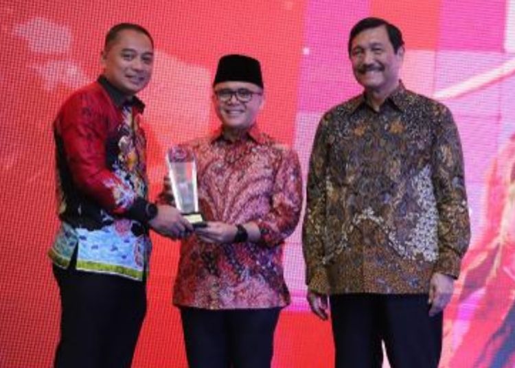 Menteri Pendayagunaan Aparatur Negara dan Reformasi Birokrasi (PAN-RB) Abdullah Azwar Anas menyerahkan penghargaan kepada Wali Kota Surabaya Eri Cahyadi.