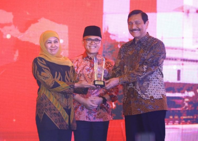 Menpan RB Abdullah Azwar Anas (tengah) saat menyerahkan  Digital Government Award kepada Gubernur Jatim Khofifah Indar Parawansa.