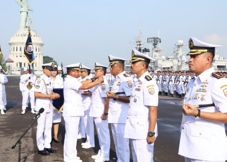Prosesi sertijab yang dipimpin Pangkoarmada II Laksda TNI Maman Firmansyah di Dermaga Madura Ujung, Surabaya.
