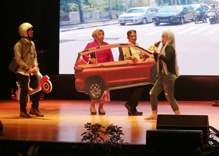 Penampilan salah satu kepala OPD bersama timnya di panggung Gedung Balai Budaya Surabaya.