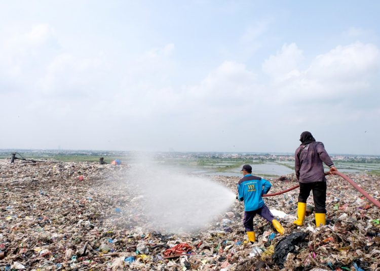 Lenyemprotan larutan organik penahan bau, di Tempat Pembuangan Akhir Benowo.