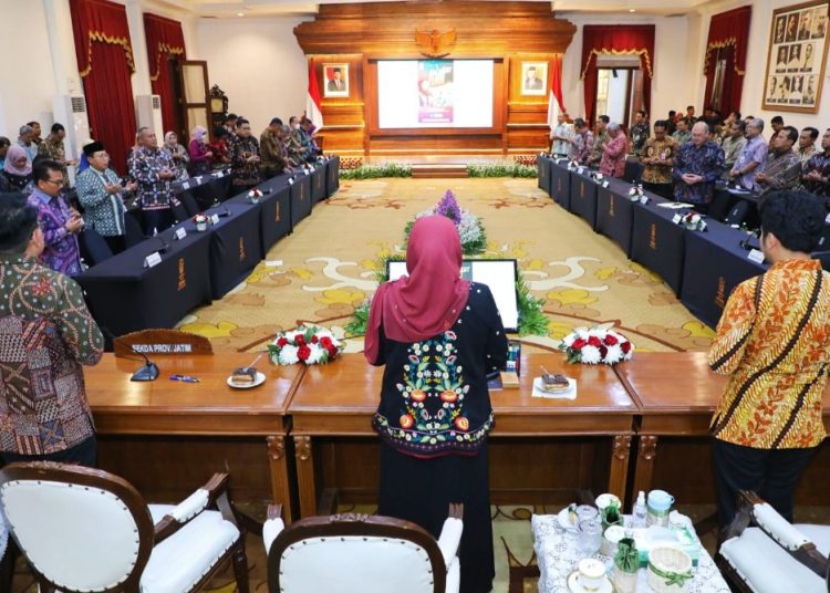 Gubernur Jawa Timur Khofifah Indar Parawansa menggelar Rapat Koordinasi percepatan realisasi anggaran triwulan I serta Laporan Keterangan Pertanggungjawaban (LKPJ) bersama Wakil Gubernur Emil Elestianto Dardak.